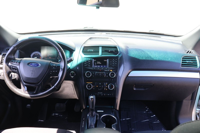 Ford Explorer Vehicle Full-screen Gallery Image 22