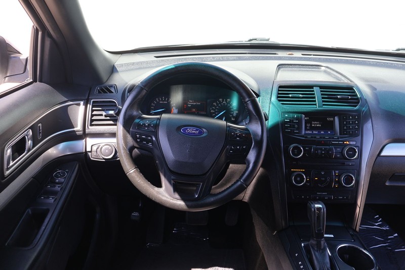 Ford Explorer Vehicle Full-screen Gallery Image 24