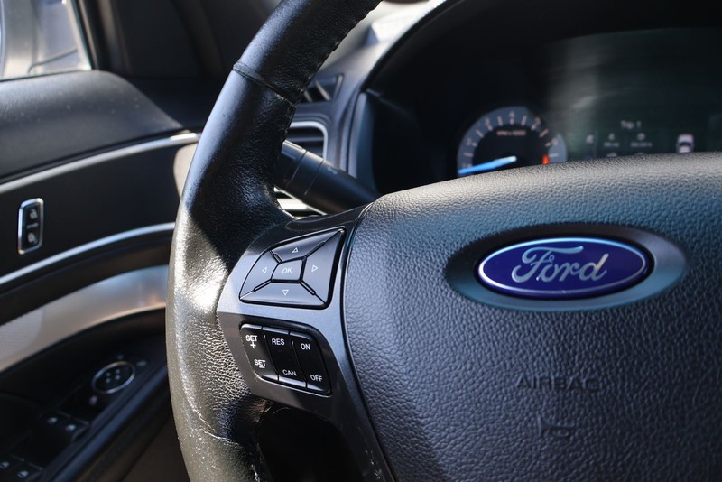 Ford Explorer Vehicle Full-screen Gallery Image 25