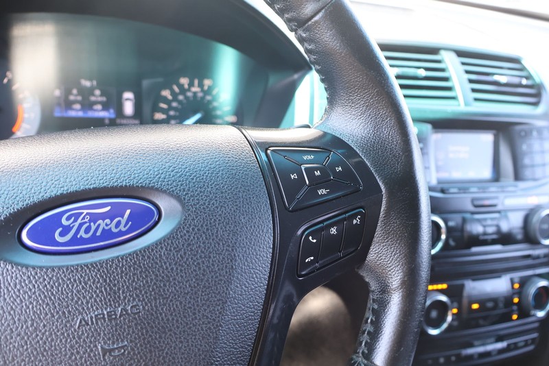 Ford Explorer Vehicle Full-screen Gallery Image 26