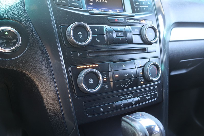 Ford Explorer Vehicle Full-screen Gallery Image 30