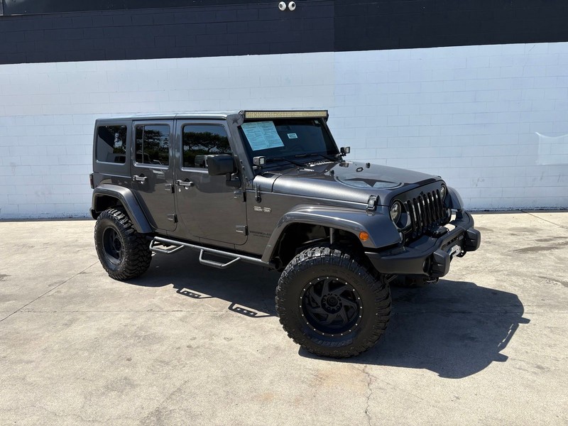 Jeep Wrangler Unlimited Vehicle Full-screen Gallery Image 01