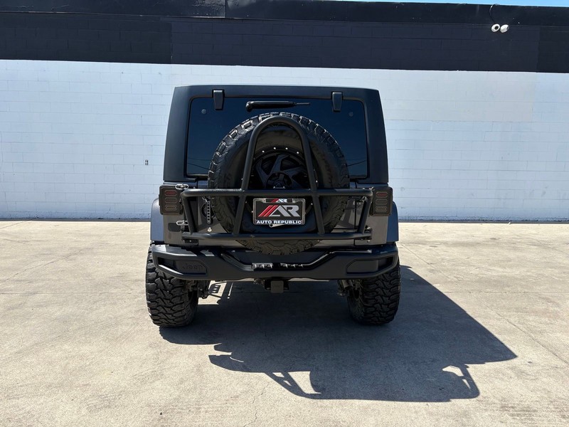Jeep Wrangler Unlimited Vehicle Full-screen Gallery Image 03