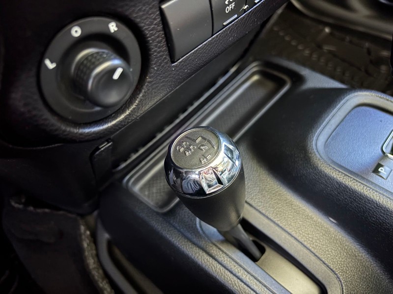 Jeep Wrangler Unlimited Vehicle Full-screen Gallery Image 05