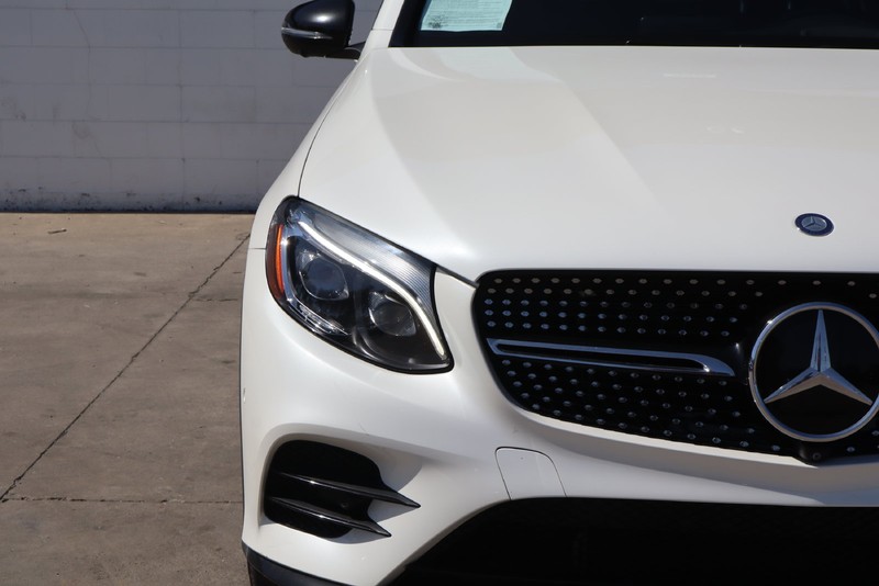 Mercedes-Benz GLC Vehicle Full-screen Gallery Image 03