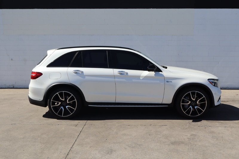 Mercedes-Benz GLC Vehicle Full-screen Gallery Image 04