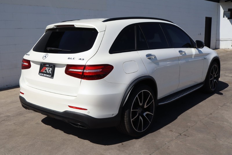 Mercedes-Benz GLC Vehicle Full-screen Gallery Image 05