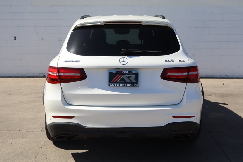 Mercedes-Benz GLC Vehicle Full-screen Gallery Image 06