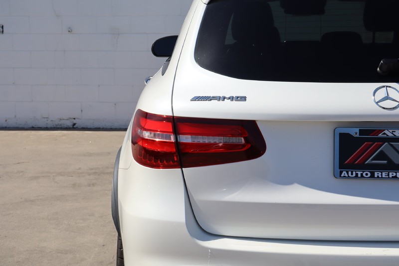 Mercedes-Benz GLC Vehicle Full-screen Gallery Image 07