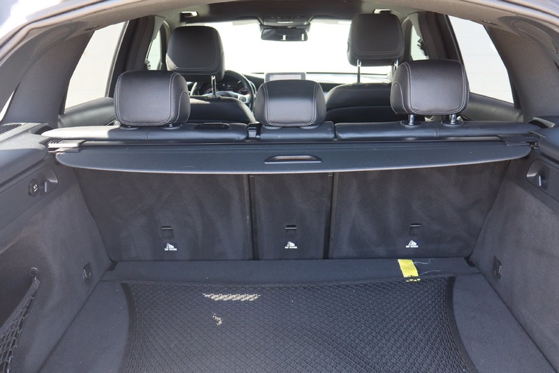Mercedes-Benz GLC Vehicle Full-screen Gallery Image 08