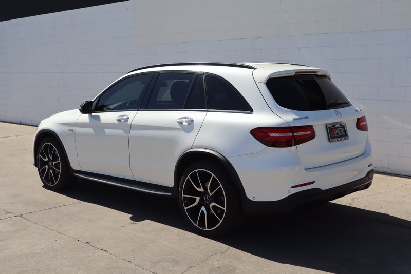 Mercedes-Benz GLC Vehicle Full-screen Gallery Image 10