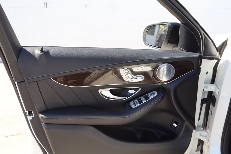 Mercedes-Benz GLC Vehicle Full-screen Gallery Image 15