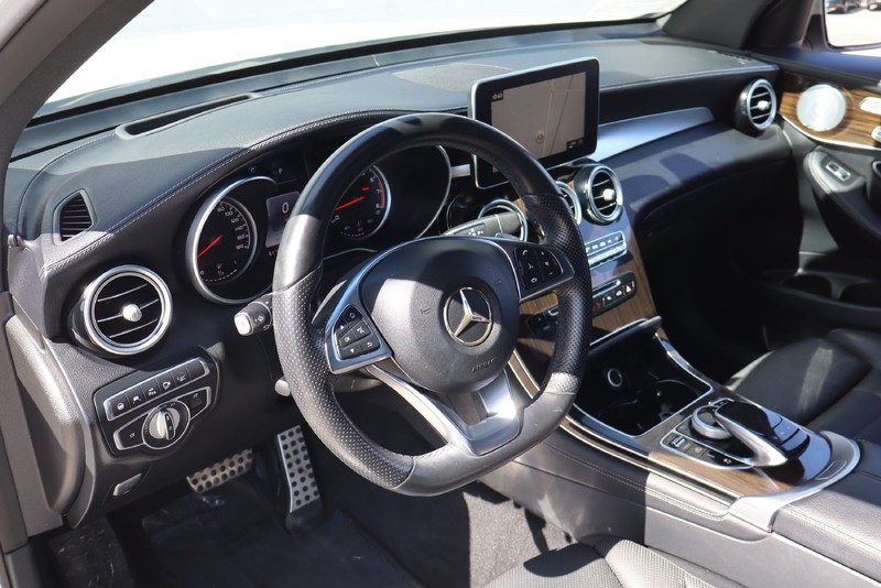 Mercedes-Benz GLC Vehicle Full-screen Gallery Image 16