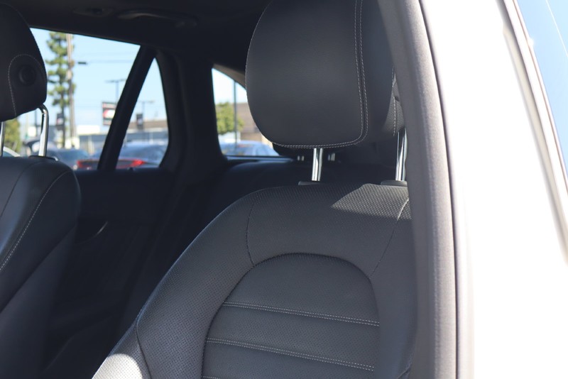 Mercedes-Benz GLC Vehicle Full-screen Gallery Image 18