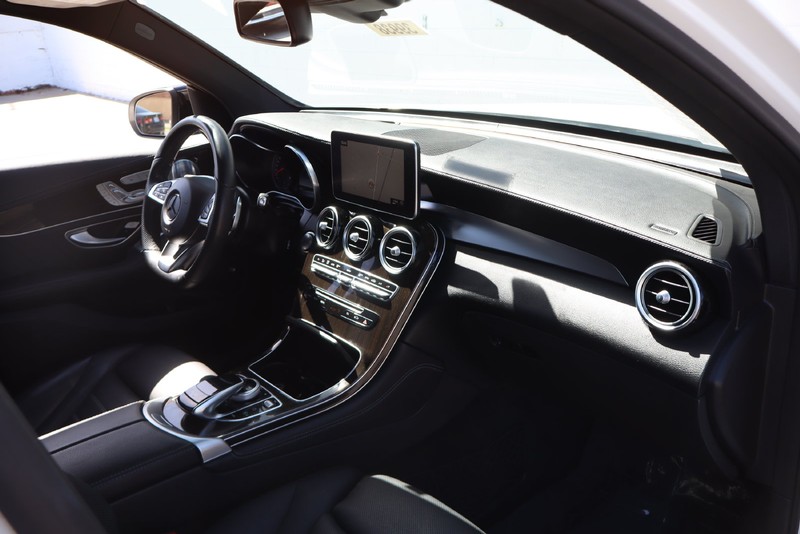 Mercedes-Benz GLC Vehicle Full-screen Gallery Image 19