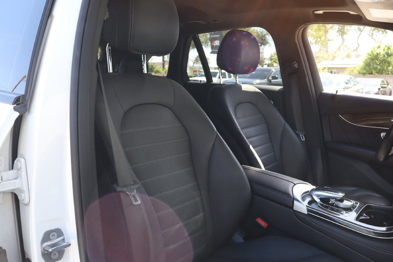Mercedes-Benz GLC Vehicle Full-screen Gallery Image 20