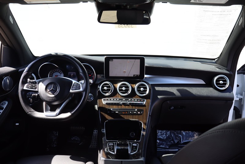 Mercedes-Benz GLC Vehicle Full-screen Gallery Image 22