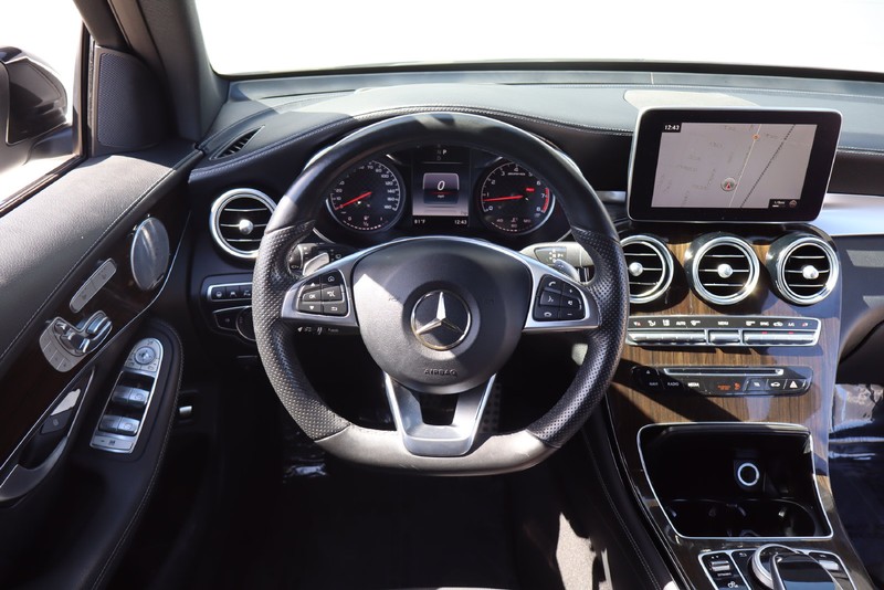 Mercedes-Benz GLC Vehicle Full-screen Gallery Image 24