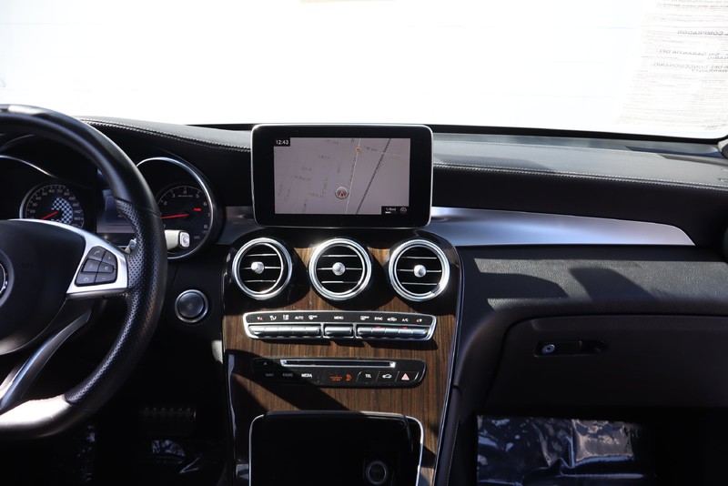 Mercedes-Benz GLC Vehicle Full-screen Gallery Image 25