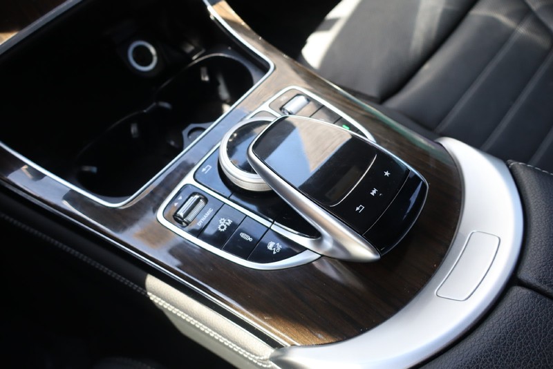 Mercedes-Benz GLC Vehicle Full-screen Gallery Image 28