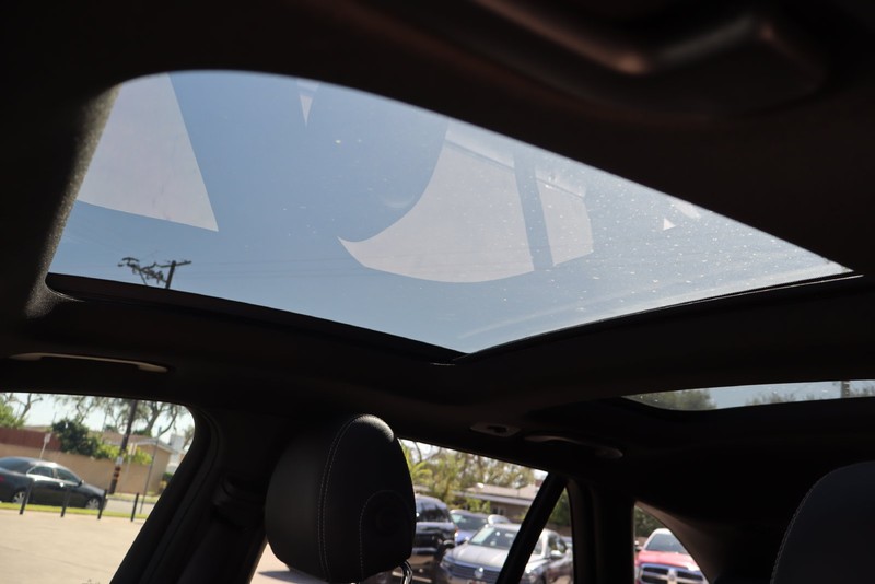 Mercedes-Benz GLC Vehicle Full-screen Gallery Image 30