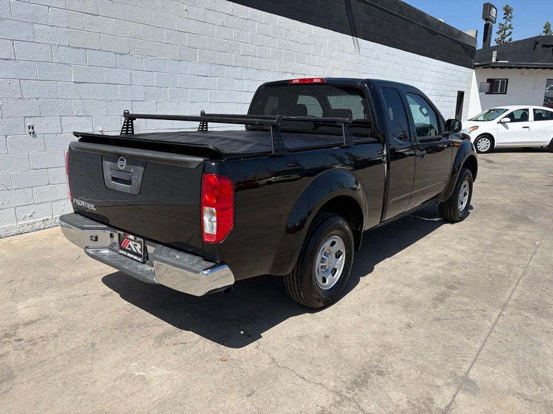 Nissan Frontier Vehicle Full-screen Gallery Image 05