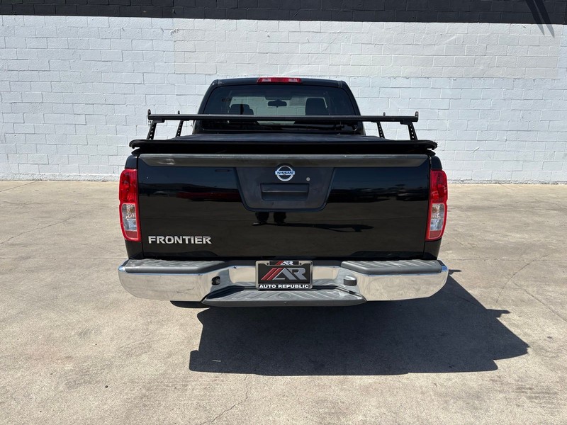 Nissan Frontier Vehicle Full-screen Gallery Image 06