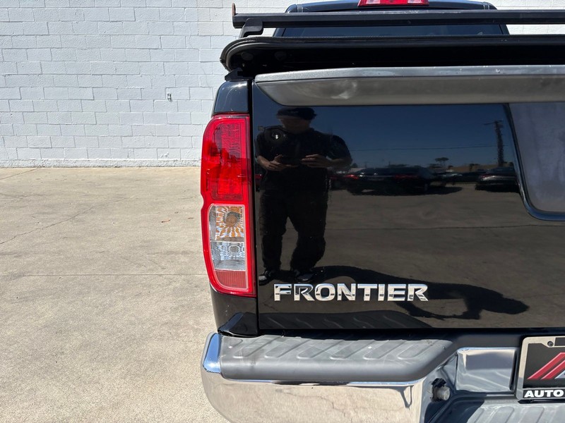 Nissan Frontier Vehicle Full-screen Gallery Image 07