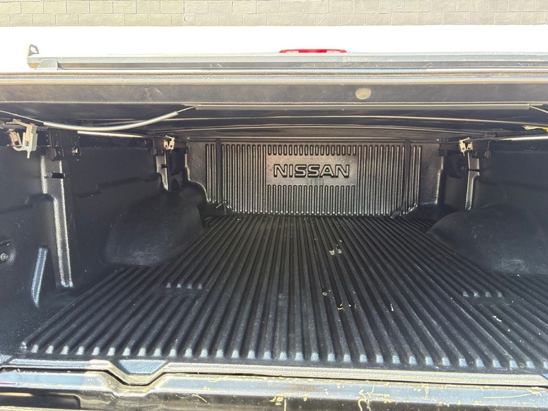 Nissan Frontier Vehicle Full-screen Gallery Image 08