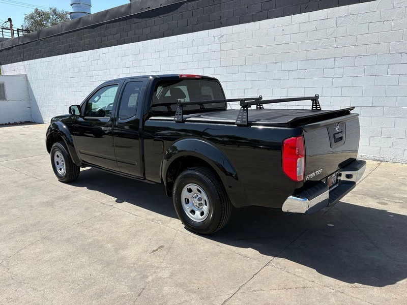 Nissan Frontier Vehicle Full-screen Gallery Image 09
