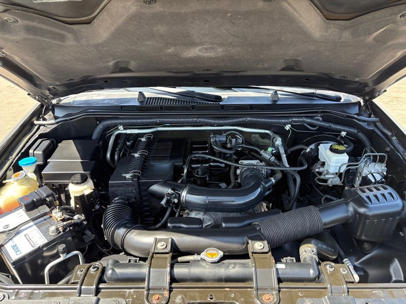Nissan Frontier Vehicle Full-screen Gallery Image 12