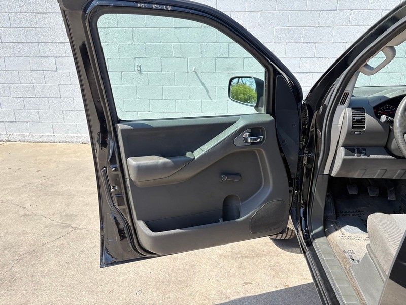 Nissan Frontier Vehicle Full-screen Gallery Image 14