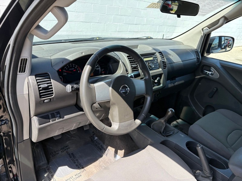 Nissan Frontier Vehicle Full-screen Gallery Image 15