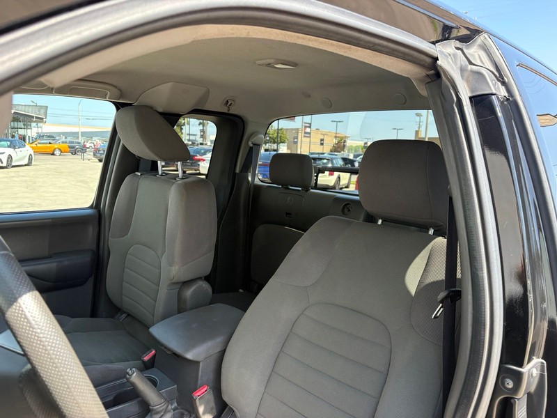 Nissan Frontier Vehicle Full-screen Gallery Image 16