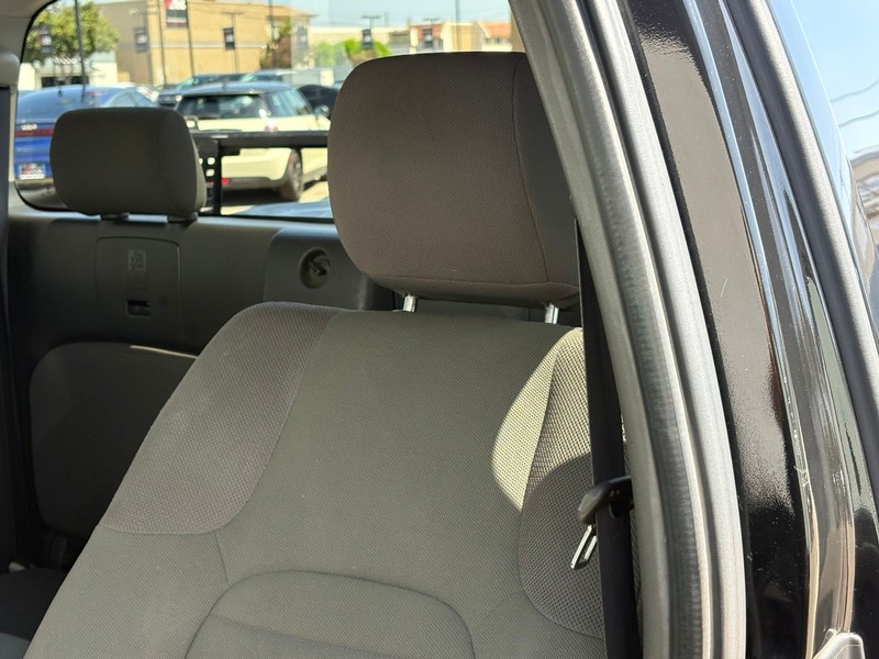 Nissan Frontier Vehicle Full-screen Gallery Image 17