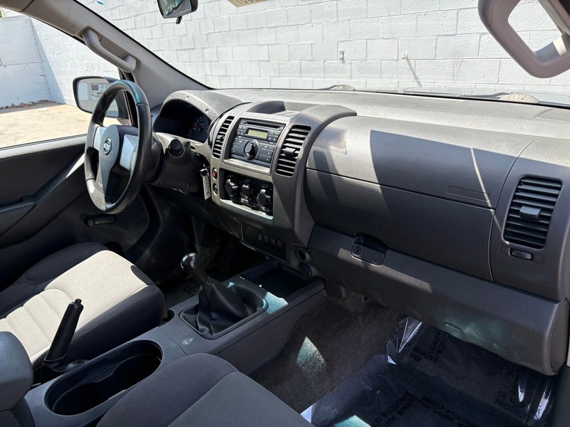 Nissan Frontier Vehicle Full-screen Gallery Image 18