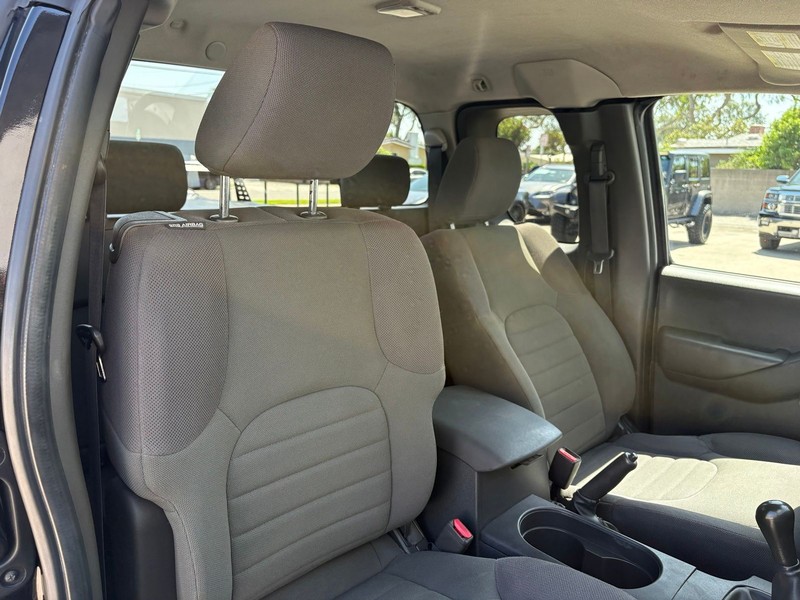 Nissan Frontier Vehicle Full-screen Gallery Image 19