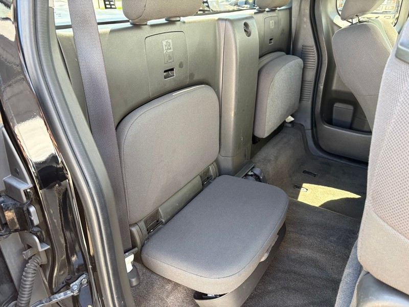 Nissan Frontier Vehicle Full-screen Gallery Image 20