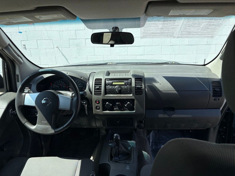 Nissan Frontier Vehicle Full-screen Gallery Image 21