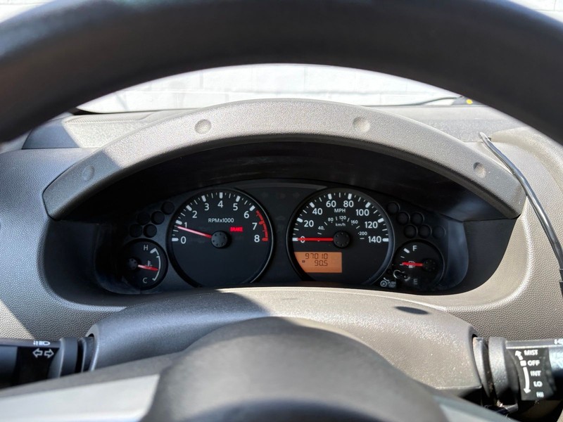 Nissan Frontier Vehicle Full-screen Gallery Image 22