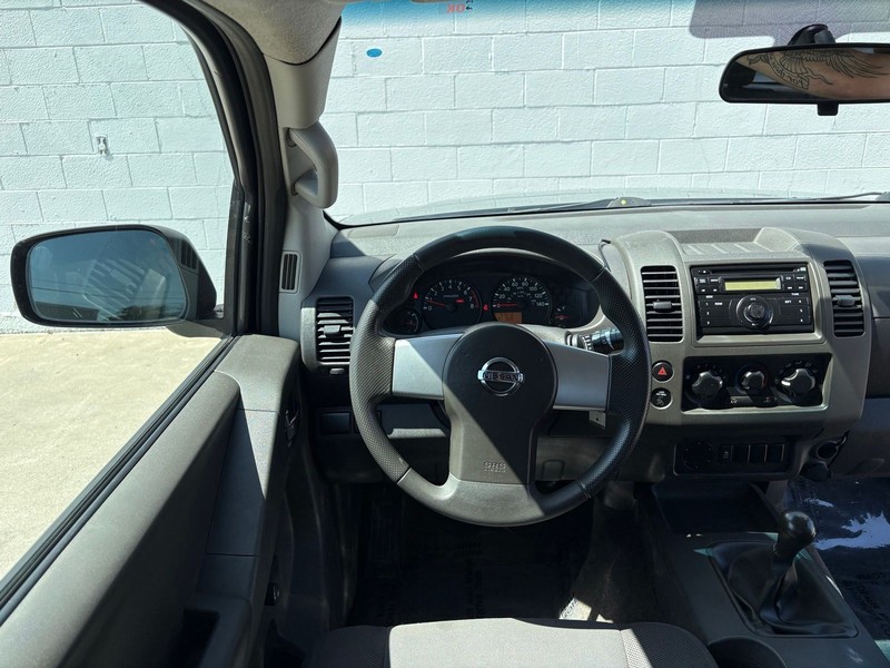 Nissan Frontier Vehicle Full-screen Gallery Image 23