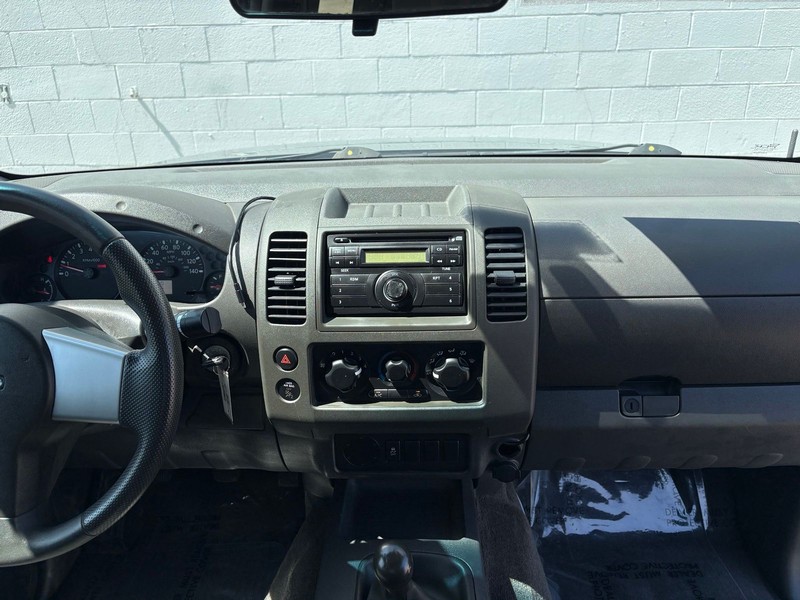 Nissan Frontier Vehicle Full-screen Gallery Image 24