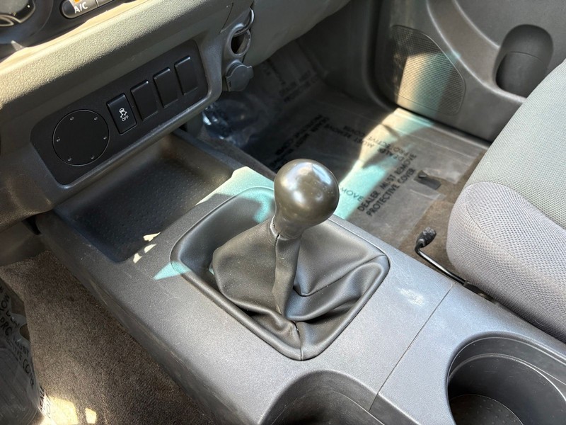 Nissan Frontier Vehicle Full-screen Gallery Image 26