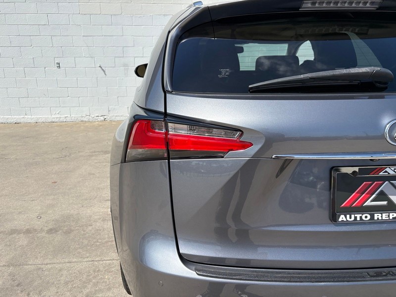 Lexus NX 200t Vehicle Full-screen Gallery Image 07