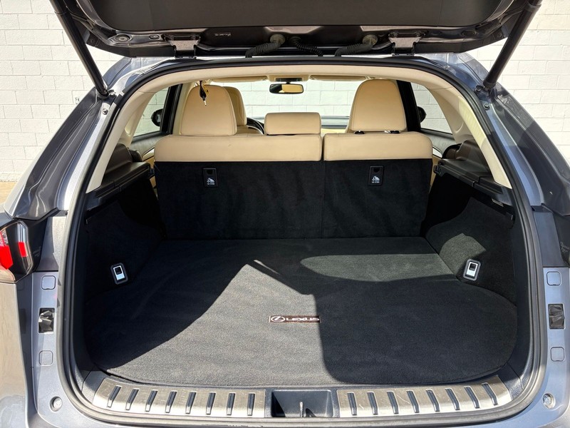 Lexus NX 200t Vehicle Full-screen Gallery Image 08