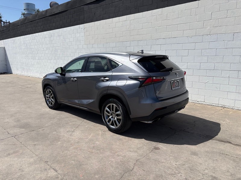 Lexus NX 200t Vehicle Full-screen Gallery Image 10