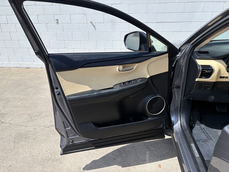 Lexus NX 200t Vehicle Full-screen Gallery Image 15