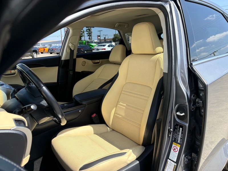 Lexus NX 200t Vehicle Full-screen Gallery Image 17