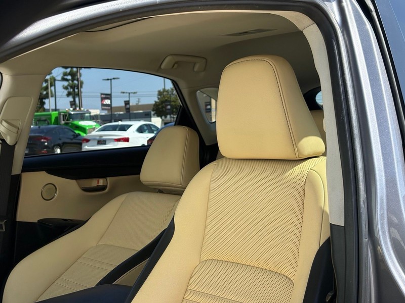Lexus NX 200t Vehicle Full-screen Gallery Image 18