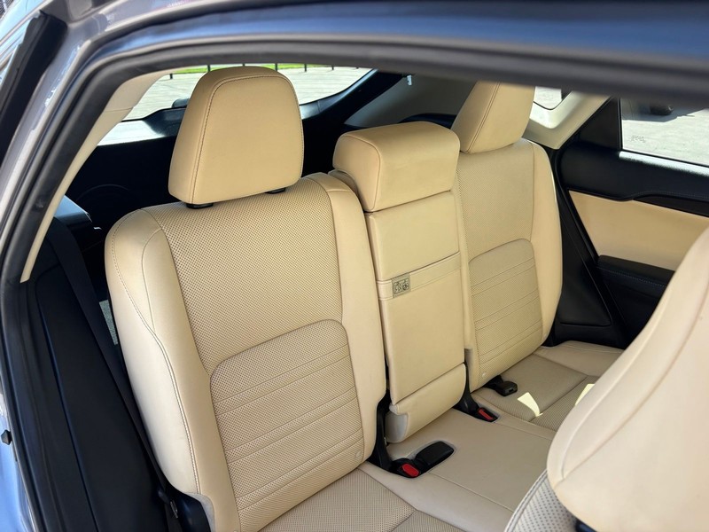 Lexus NX 200t Vehicle Full-screen Gallery Image 21